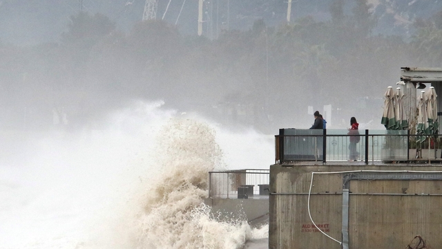Dev dalgalar sahili dövdü: Martılar balık, define avcıları kıymetli eşya aradı
Gece saatlerinde etkili olan sağanak ve şiddetli rüzgar sonrası, Konyaaltı Sahili'nde 4 metreye yaklaşık dalgalar oluştu