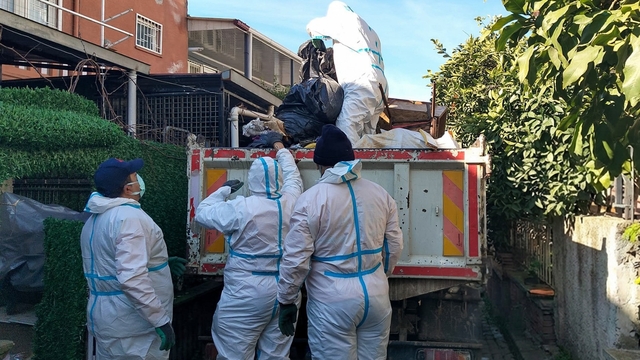 Aydın'da iki çöp evden 13 kamyon çöp çıktı