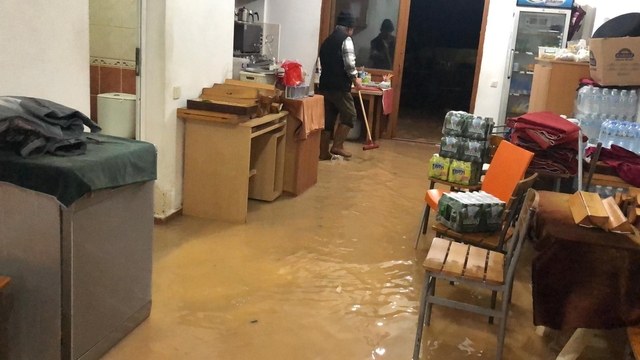 İşyerine su basan esnaf Datça Belediyesi'ne tepki gösterdi