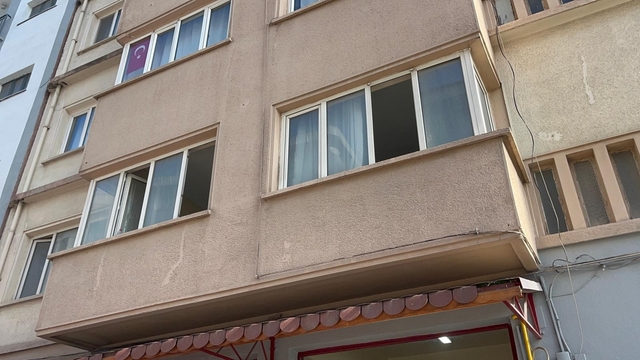 74 yaşındaki adam çöp evde ölü bulundu
Alzaymır hastası olan yaşlı adamın yaklaşık 10 gün önce öldüğü belirlendi