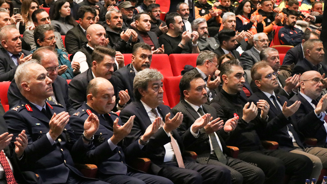 Kayseri'de akredite olan arama kurtarma ekiplerine armaları takıldı