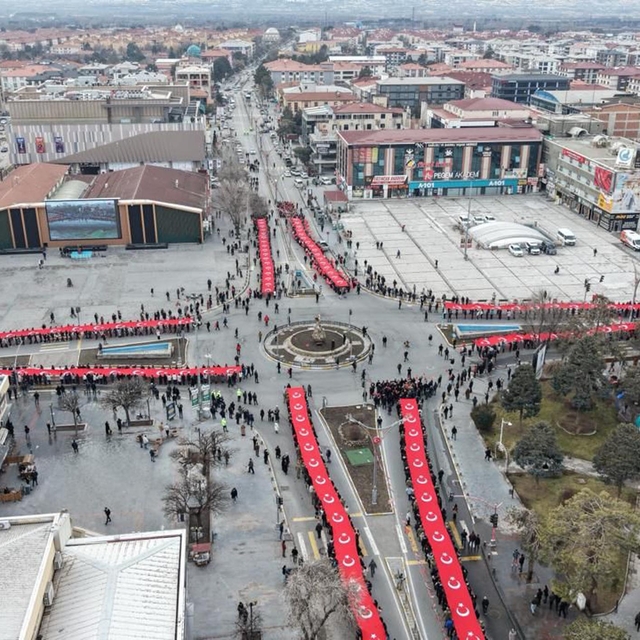 Binlerce Erzincanlıdan bayrak yürüyüşü