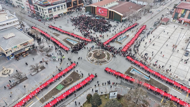 Erzincan'da on binlerce kişi 'İstiklal Bayrakla, İstikbal Maarifle' yürüyüşünde tek yürek oldu