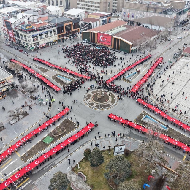Erzincan'da on binlerce kişi 'İstiklal Bayrakla, İstikbal Maarifle' yürüyüş...