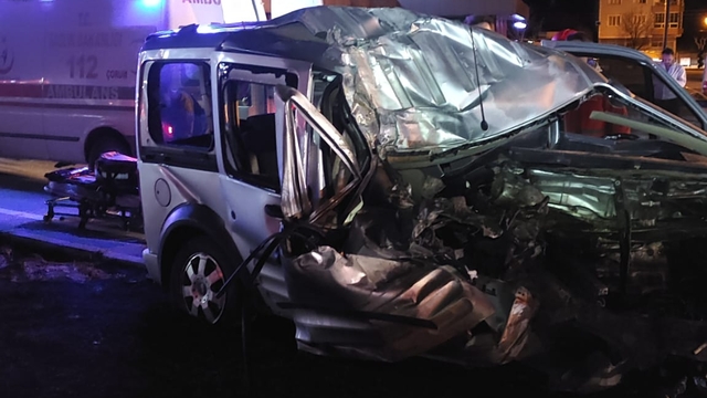 Çorum'da park halindeki yolcu otobüsüne çarpan hafif ticari aracın sürücüsü yaralandı