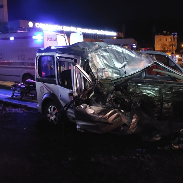 Çorum'da park halindeki yolcu otobüsüne çarpan hafif ticari aracın sürücüsü...