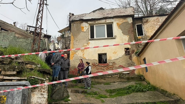 Söke'de yağmurun yumuşattığı evin duvarı çöktü