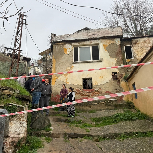 Söke'de yağmurun yumuşattığı evin duvarı çöktü