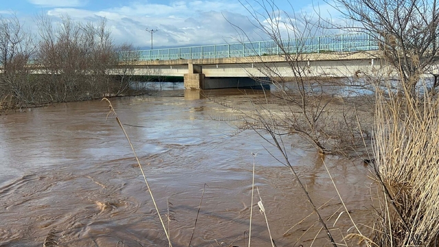 Turgutlu'da sağanak nedeniyle Gediz Nehri taştı, yollar kapandı, metruk ev yıkıldı