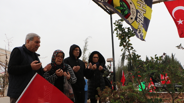 Fenerbahçe bayrakları asılan mezarlıkta ağabeyini andı; enkazdan boynunda takımının atkısıyla çıktı