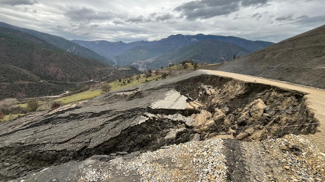Karabük'te heyelan nedeniyle bir köy yolu ulaşıma kapandı
