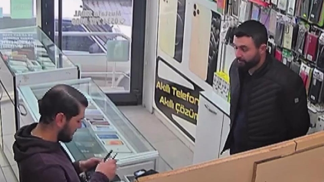 Tamire getirilen cep telefonunun bataryası patlayıp alev aldı