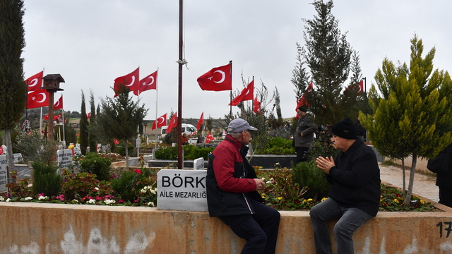 Adana'da 6 Şubat depremlerinde hayatını kaybedenler mezarları başında anıldı