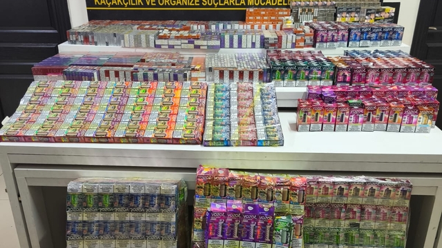 Mersin'de kömür yüklü tırın dorsesinde 550 kaçak elektronik sigara ele geçirildi