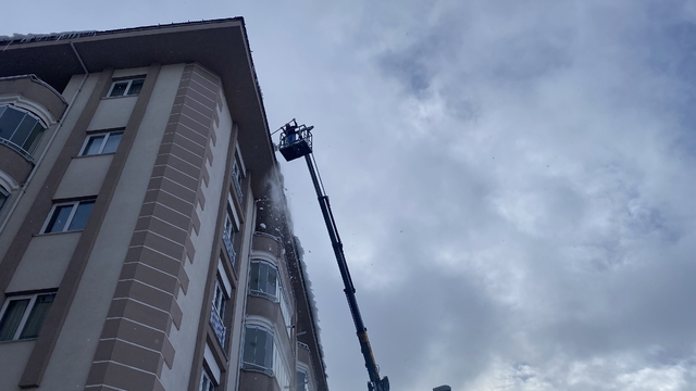 Ardahan'da çatılarda tehlike oluşturan buz sarkıtları temizleniyor