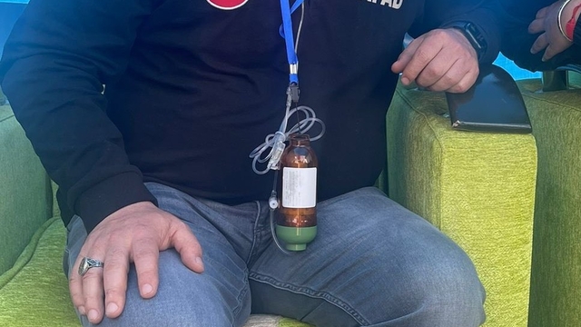 Unutulmayan fedakarlık: Kolunda kemoterapi serumuyla deprem bölgesinde çalıştı
Kemoterapi görmesine rağmen deprem bölgesine giden Vali Ali Fuat Atik:
"Ben hastalığı Hatay'da depremde çalışırken yendim"
"Hatay'daki o manzarayı görünce, o felaketi görünce benim yaşamış olduğum hastalığın inanın hiçbir zerresi aklıma gelmedi"