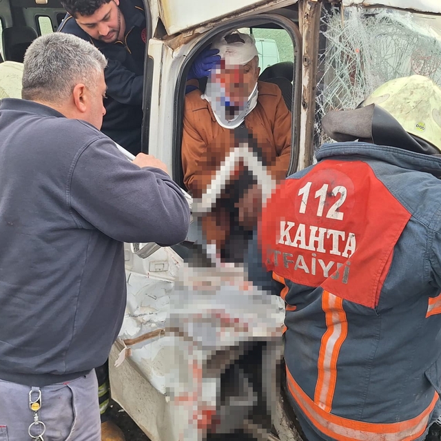 Adıyaman'da tır ile minibüs çarpıştı: 7 yaralı