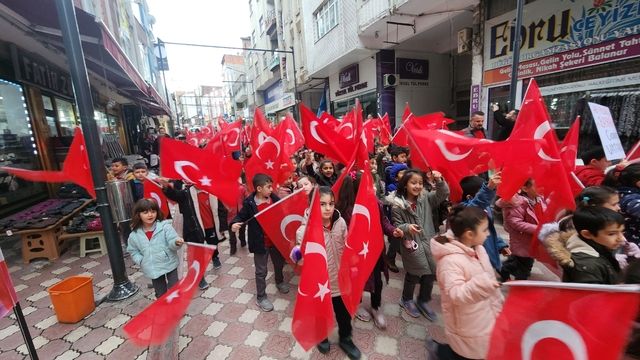 Suluova'da öğrenciler "Bayrağa sevgi" yürüyüşü yaptı