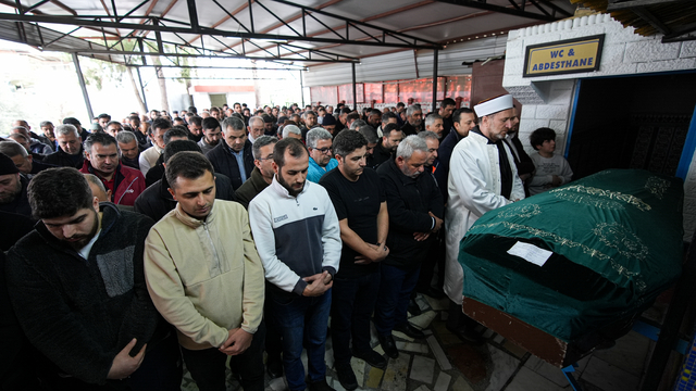 İzmir'de suyla dolan alt geçitte mahsur kaldığı kamyonette ölen sürücü defnedildi