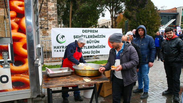 İzmir ve Uşak'ta, Kahramanmaraş merkezli depremlerde hayatını kaybedenler anıldı