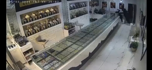 Kar maskeli şüpheliler, kuyumcu çalışanını darbedip 1 kiloya yakın altını a...