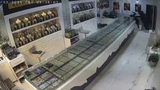 Kar maskeli şüpheliler, kuyumcu çalışanını darbedip 1 kiloya yakın altını alarak kaçtı (3)