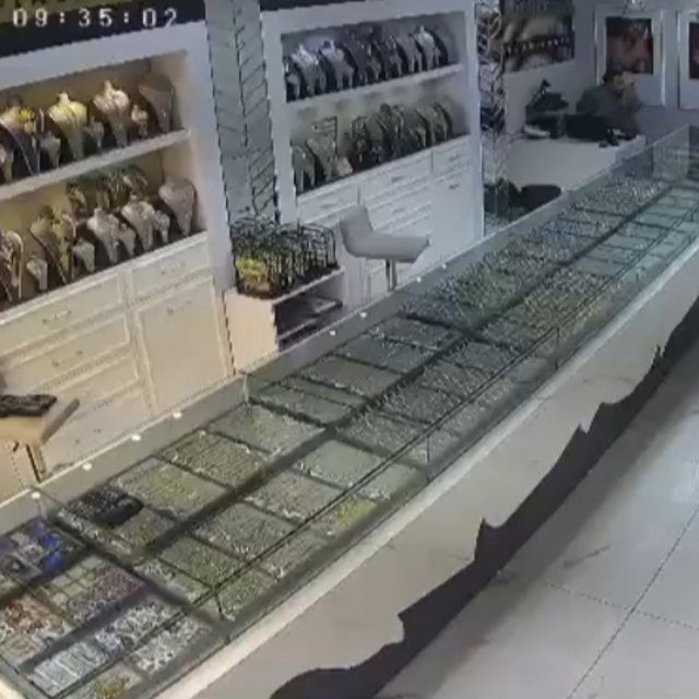 Kar maskeli şüpheliler, kuyumcu çalışanını darbedip 1 kiloya yakın altını a...