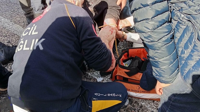 Muğla'da ambulans devrildi; paramedik yaralandı