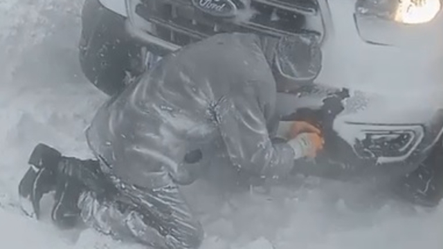 Sivas'ta tipide araçlarında mahsur kalanlar kurtarıldı