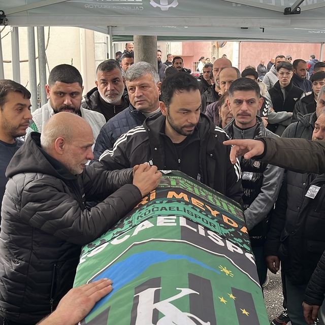 Kocaelispor-Beşiktaş maçında taraftarın tribünden düştüğü anlar kamerada (2...