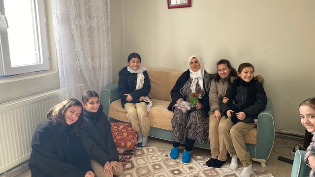 Karlıova'da öğrenciler engelli ve yaşlıları ziyaret etti