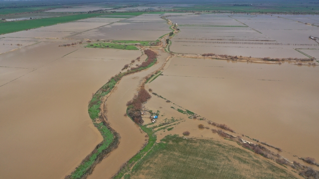 Aydın'da Büyük Menderes Nehri taştı, ekili alanlar su altına kaldı