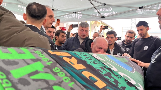 Tribünden düşerek ölen taraftarın babasından yürek yakan feryat
Genç taraftarın tabutu Kocaelispor bayrağıyla taşındı
Kocaelispor maçında hayatını kaybeden Harda Kaçmaz son yolculuğuna uğurlandı