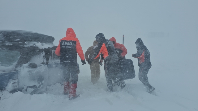 Tipide araçlarıyla mahsur kalan vatandaşları AFAD ekipleri kurtardı