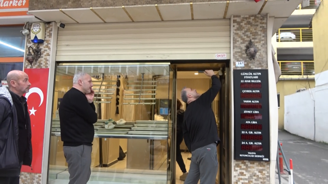 Yalova'da film gibi kuyumcu soygunu
Kepenk kumadasını kopyalayıp 90 saniyede 1,5 kilo altın çaldılar