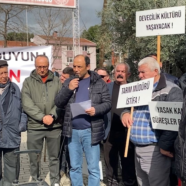 DEGÜF üyeleri deve güreşlerinin yapılmamasını protesto etti