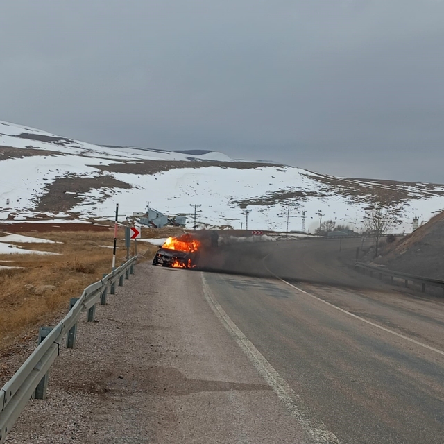 Otomobilin alev aldığı anlar kameraya yansıdı