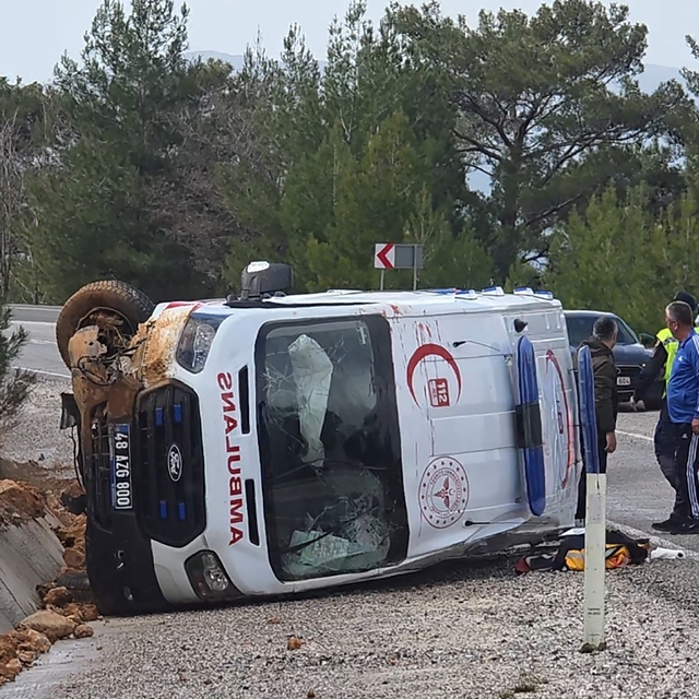 Fethiye-Korkuteli karayolunda ambulans kazası: 1 yaralı