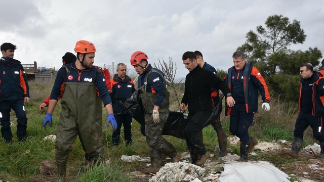 İzmir'de otomobil, dere üzerindeki köprüden geçerken sele kapıldı: 2 ölü, 1 kayıp