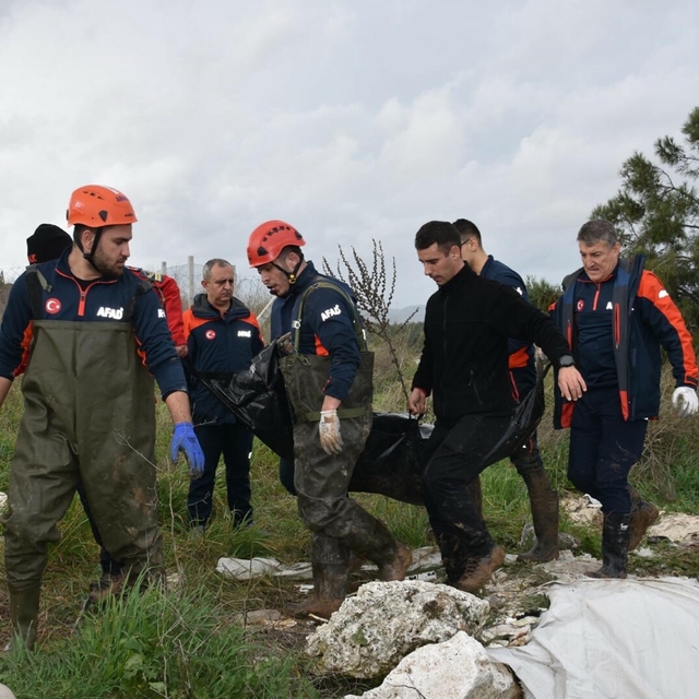 İzmir'de otomobil, dere üzerindeki köprüden geçerken sele kapıldı: 2 ölü, 1...