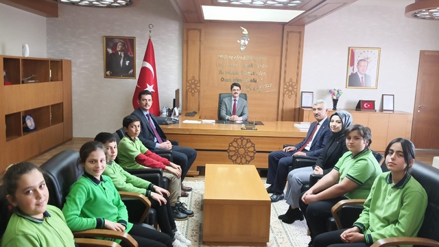 Ulaş'ta öğrenciler, Kaymakam Eskimez'i ziyaret etti
