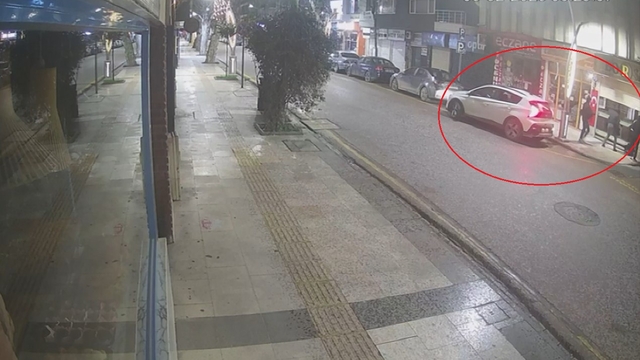 Kepenk kumandasını yedekledikleri kuyumcu dükkanına girip 1,5 kilo altını çaldılar