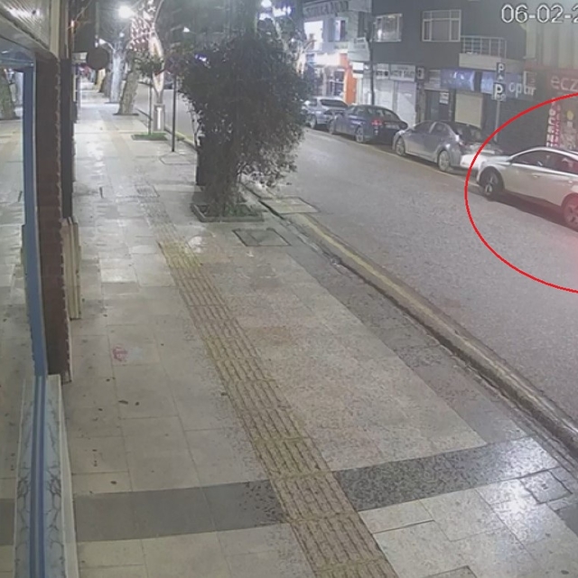 Kepenk kumandasını yedekledikleri kuyumcu dükkanına girip 1,5 kilo altını ç...