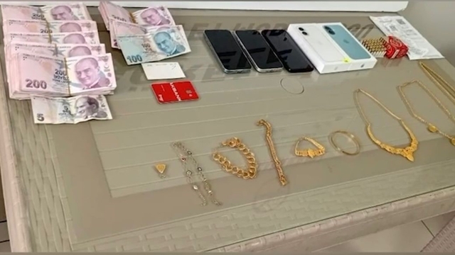 Antalya'da "istihbaratçı" yalanıyla 3,5 milyonluk vurgun yaptılar
Kendilerini MİT görevlisi diye tanıtıp bir vatandaşın 3 milyon 500 bin lira nakit para ile ziynet eşyasını alan 3 şüpheli tutuklandı