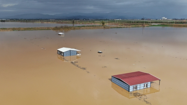 İzmir'de sağanak ovayı göle çevirdi
Hobi bahçeleri ve otomobil de sular altında kaldı
Ovayı göl zanneden vatandaşlar manzara fotoğrafı çekti
