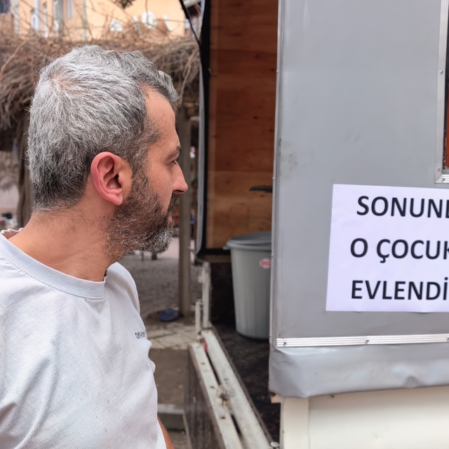 Bursa'da istediği ile evlenen kadın lokma dağıttı