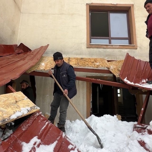 Yüksekova'da kar esareti: Çatıdan düşen kar kütlesi iş yerlerine hasar verd...