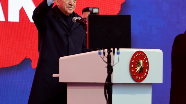 Erdoğan: "İktidarımızın ve ittifakımızın enkaz altında kalmasını bekleyenler büyük bir hayal kırıklığına uğradı"
Cumhurbaşkanı Recep Tayyip Erdoğan, Osmaniye'de deprem şehitlerini andı
"Eserin yoksa CHP Genel Başkanı gibi sadece polemik yaparsın"
"3 yıl boyunca sürekli eleştirip çamur attınız, bari bugün 455 bin konut teslim eden devletine teşekkür et"