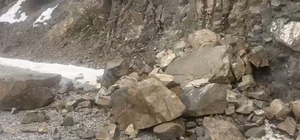 Kemah'taki deprem sonrası Hakbilir köyü yoluna kayalar düştü