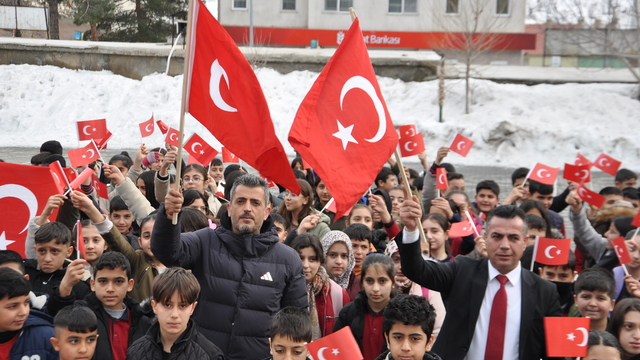 Hizan'da ortaokul öğrencileri bayrak etkinliğinde buluştu